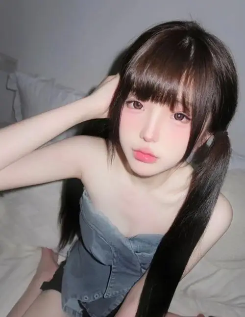 36 Ảnh vóc dáng nóng bỏng trong studio tối, nơi làn da bóng khỏe bắt sáng tốt làm cơ thể trông mềm và nổi khối hơn