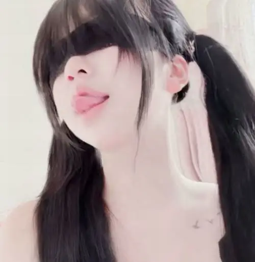 3 Ảnh nghệ thuật quyến rũ mang chất TikTok hiện đại, nhưng vẫn giữ bố cục tinh tế để tổng thể không mất đi chiều sâu