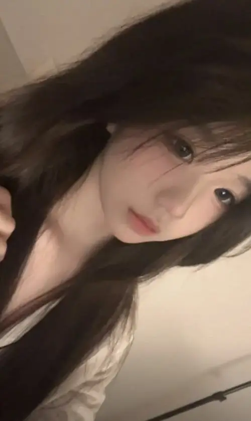 6 Ảnh gái xinh gợi cảm trong không gian phòng ngủ mang vẻ mềm mại riêng, kết hợp cùng dáng pose hững hờ đầy lôi cuốn