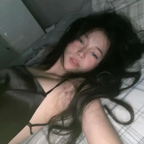 7 Khung hình hot girl style hút mắt nhờ đôi môi căng mọng và mái tóc buông lơi, tạo nét mềm mà vẫn đủ sắc