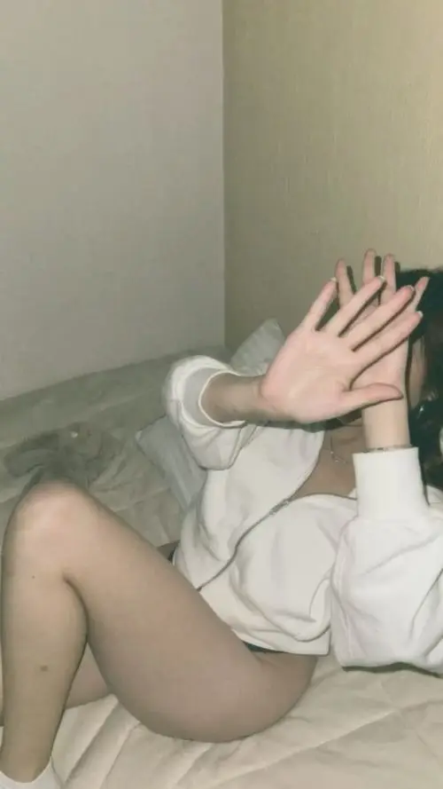 8 Ảnh gái nóng bỏng chụp từ góc thấp giúp tôn vóc dáng, đồng thời làm ánh mắt biết nói trở nên cuốn hơn rõ rệt