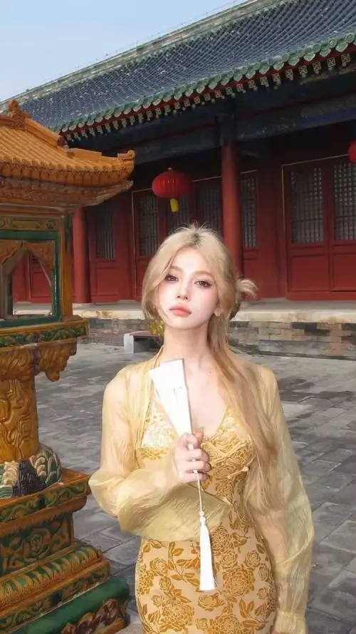 2 Ảnh gái xinh tóc vàng khói pha nét cá tính, bí ẩn và hiện đại khiến ai nhìn cũng khó quên