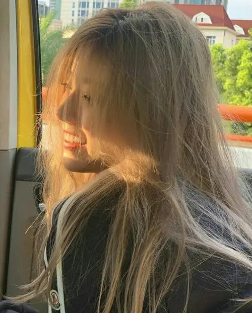 6 Ảnh gái xinh tóc vàng concept chân dung nhấn đôi mắt sáng, làn da trắng và nụ cười cuốn hút