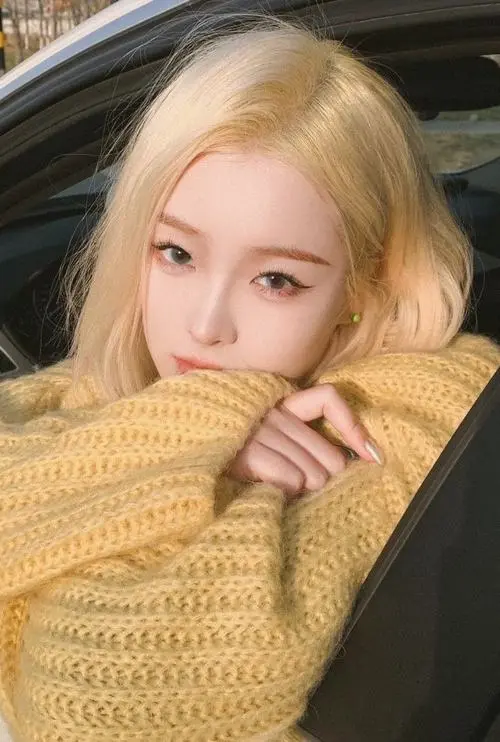 8 Ảnh gái xinh tóc vàng style nữ thần với tông bạch kim, mật ong và khói đang được tìm kiếm nhiều