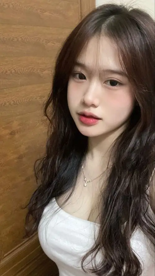 46 Bóng hồng quay nghiêng trong khung ảnh chân dung nữ đẹp làm bờ môi chúm nhẹ và gương mặt thêm ấn tượng