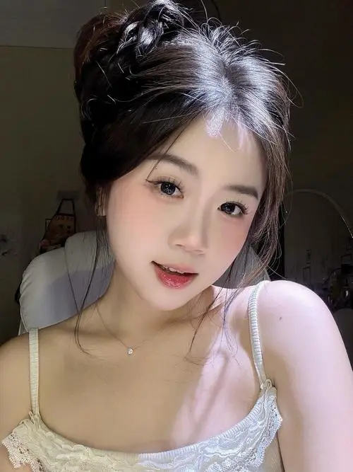 47 Mỹ nhân đứng giữa lối đi hoa lá với phông nền xanh mát khiến tổng thể dịu mắt và rất hợp đăng mạng xã hội