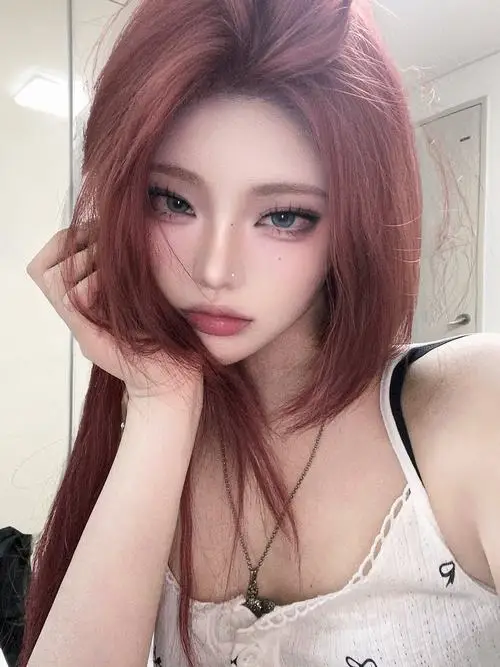 48 Gái xinh mặc váy trắng đơn sắc trước nền tường be tạo cảm giác hài hòa và gần như không cần sửa nhiều