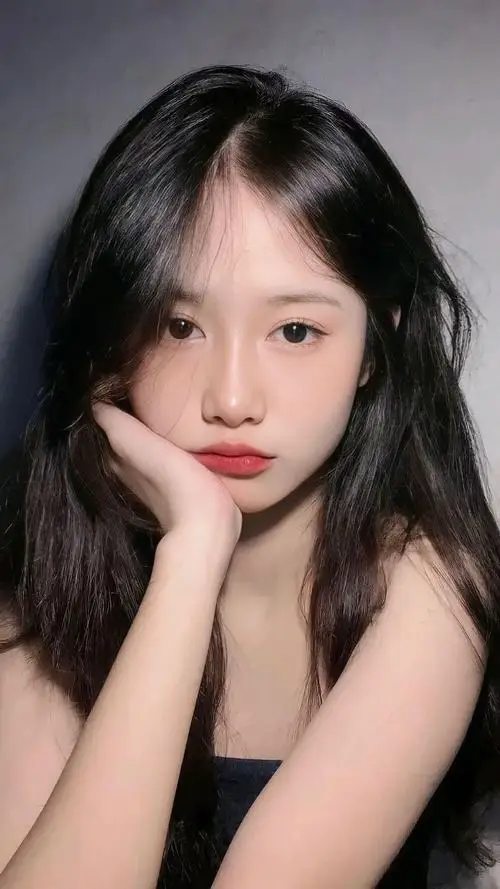 35 Hot girl tạo dáng trước máy ảnh chân dung với tóc gọn và màu da hài hòa nhìn vừa xinh vừa tự nhiên