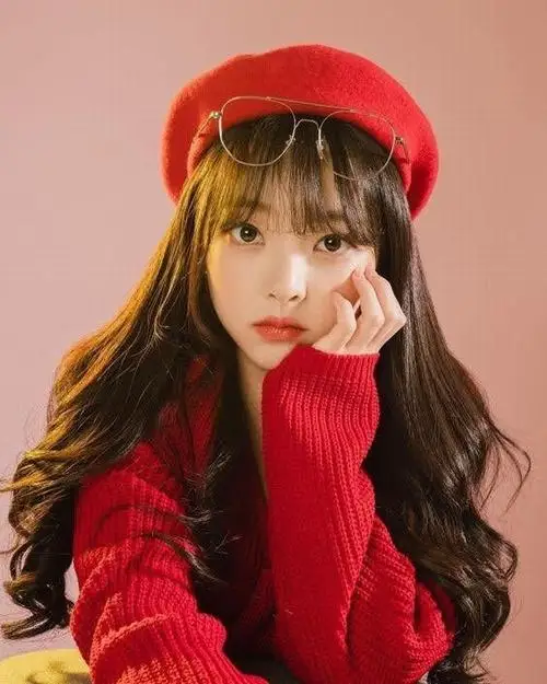 36 Một bóng hồng mặc váy kem đứng yên trong gió nhẹ khiến bố cục ổn hơn và gương hình thêm rõ nét