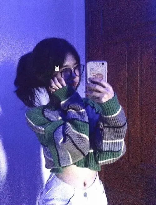 9 Avatar che mặt trước gương trong ánh tím dùng điện thoại che kín mặt nhưng vẫn toát vẻ tinh tế