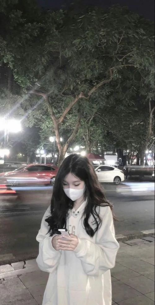 11 Gái đẹp Việt đeo khẩu trang giữa phố tối nhìn xuống tay làm khung hình thêm bí ẩn và dịu