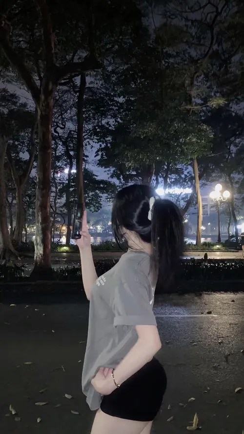 12 Bóng lưng cô gái giữa hàng cây đêm tạo cảm giác giấu mặt có gu và rất đỗi mơ màng