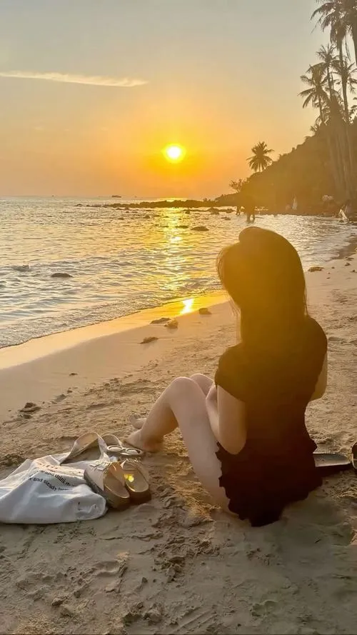 13 Nàng thơ giấu mặt ngồi trước hoàng hôn biển khiến ánh nắng chiều ôm trọn dáng hình lặng yên