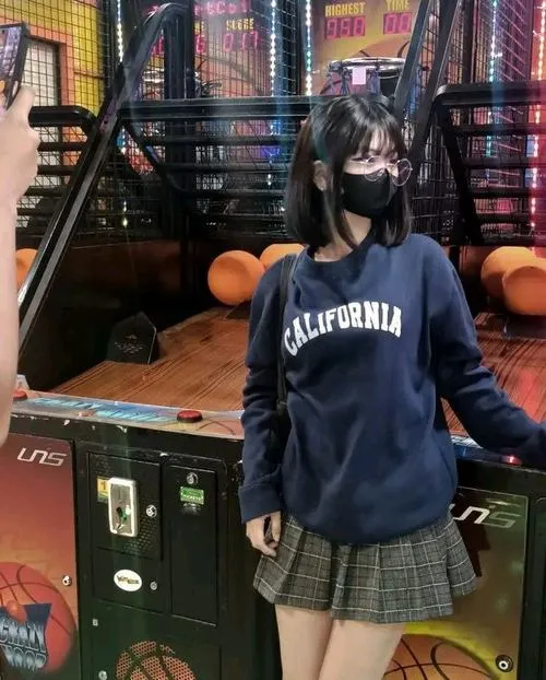 14 Hot girl ẩn danh mặc áo rộng và chân váy để khẩu trang che mặt giữa khu vui chơi