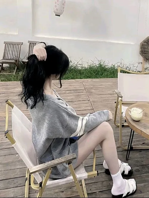 16 Ảnh girl phố ngồi ghế ngoài hiên hất tóc ra sau để gương mặt khuất đi trong nắng nhạt