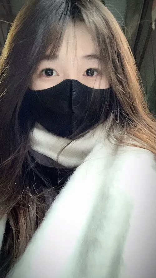 17 Khẩu trang đen và chiếc khăn sáng màu giúp gương mặt chỉ hé đôi mắt tạo vẻ tinh tế