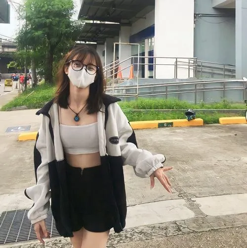 18 Ảnh gái xinh ngoài sân dùng khẩu trang trắng che mặt làm nổi bật vòng eo và áo khoác mỏng