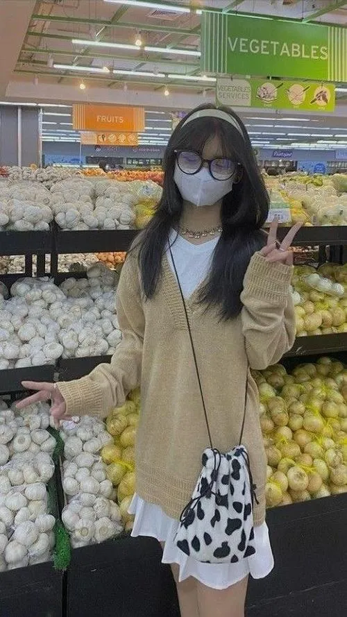 1 Gái đẹp Việt đeo khẩu trang đứng giữa quầy trái cây với trang phục kín đáo mà vẫn hút mắt tự nhiên