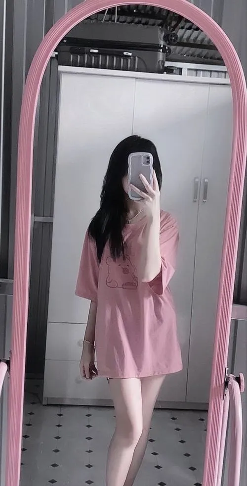20 Ảnh trước gương với váy hồng dùng điện thoại che mặt mang vẻ kín đáo và ngọt ngào