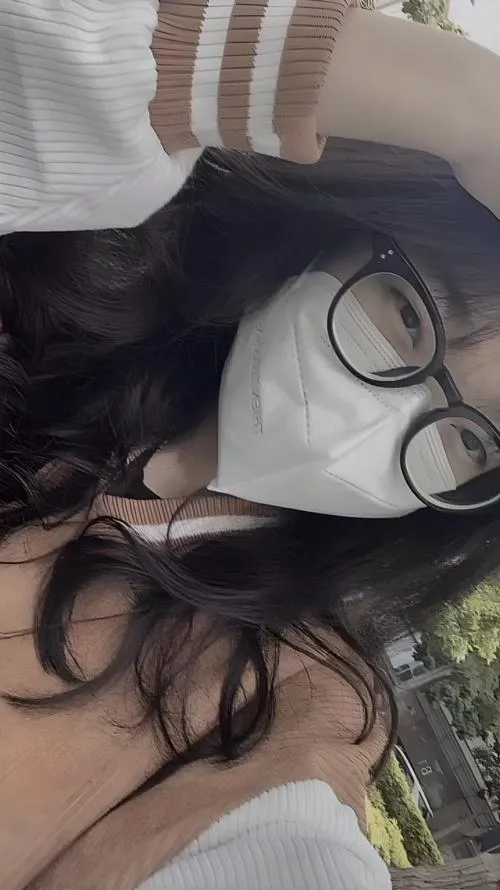 22 Khung hình nghiêng với mái tóc xõa và khẩu trang tròn tạo chất ảnh sống ảo rất riêng