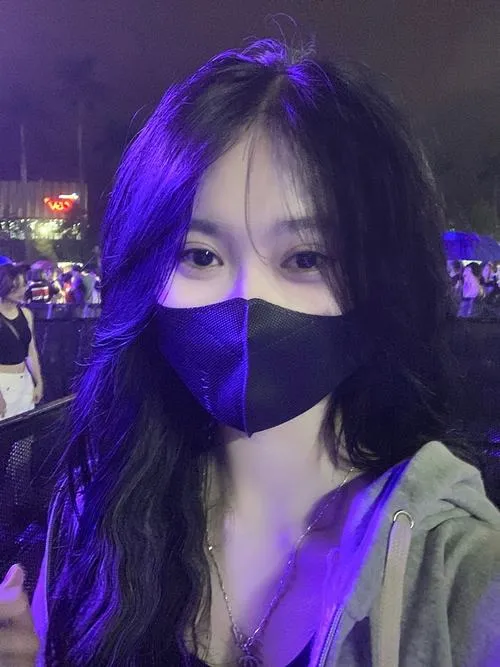 23 Nét mặt giấu sau khẩu trang đen dưới ánh tím khiến hot girl ẩn danh càng thêm nổi bật