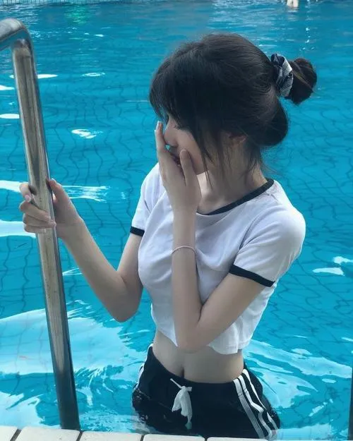 24 Cô gái buộc tóc ngắm bể nước từ góc nghiêng giúp đường cổ và bờ vai trông mềm mại