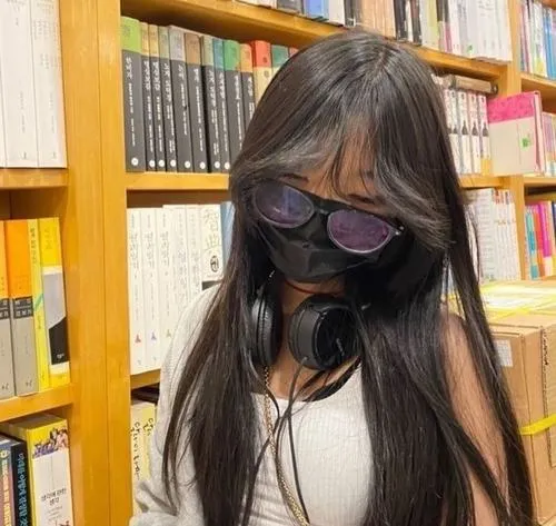 25 Avatar che mặt trong hiệu sách dùng kính tối và khẩu trang làm tổng thể thêm bí ẩn vừa đủ