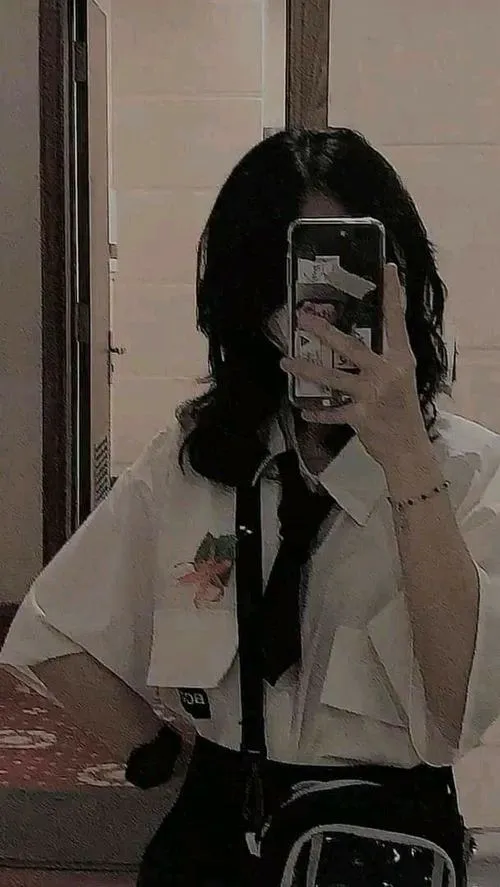 26 Ảnh gương giấu mặt với điện thoại đen và áo sáng làm thần thái cô gái trở nên cuốn hút