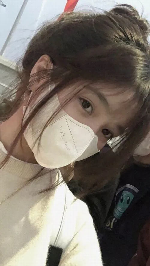 28 Cô nàng trong xe khẽ nghiêng đầu để khẩu trang và tóc mái cùng che bớt gương mặt