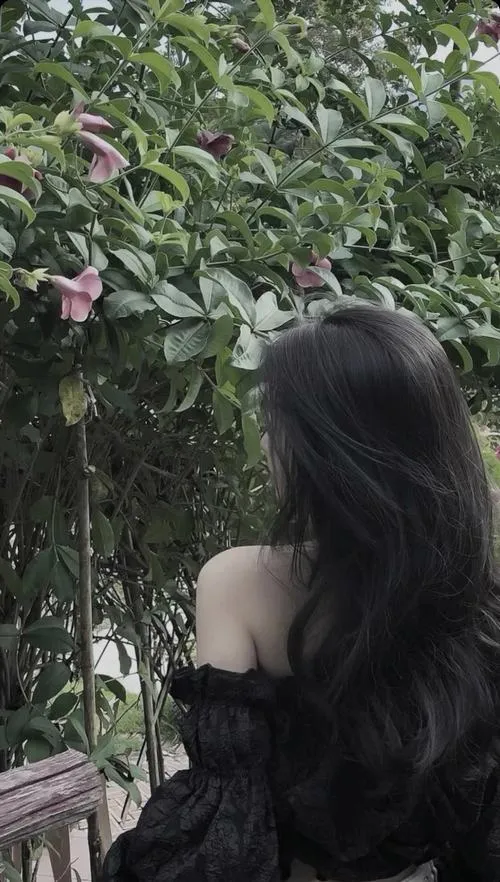 2 Girl phố giấu mặt quay lưng dưới tán cây để mái tóc đen dài trở thành điểm nhấn mềm mại