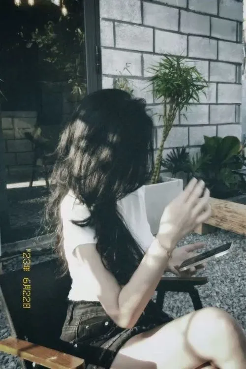 29 Ảnh tối ngoài trời bắt khoảnh khắc cô gái ôm gối giấu mặt tạo nét cô đơn đầy chất thơ