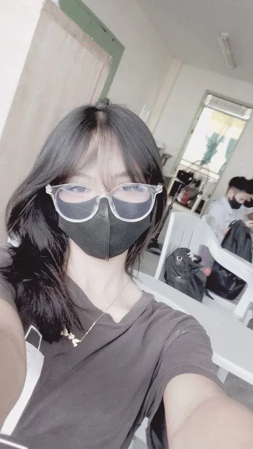 30 Khung hình đời thường với khẩu trang và áo xám giúp cô gái giữ riêng tư mà vẫn có gu