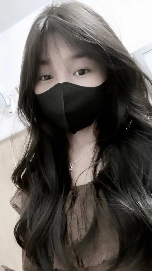 34 Tuyển chọn ảnh gái xinh Việt Nam che mặt với váy trắng, tóc uốn và hoa