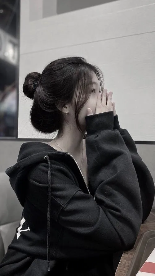 35 Ảnh gái xinh Việt Nam che mặt với khẩu trang, nón lá và phong cách nghệ thuật