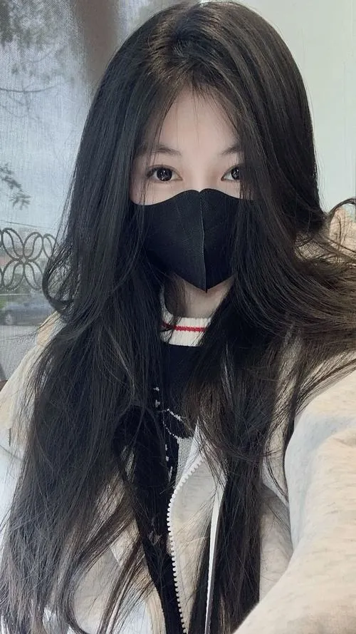 3 Hot girl ẩn danh chụp cận với khẩu trang đen và ánh nhìn trong trẻo gợi vẻ bí ẩn
