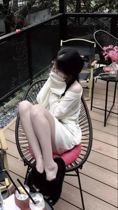 5 Ảnh che mặt bên ban công dùng tóc dài phủ má làm nổi bật dáng ngồi mảnh mai và riêng tư