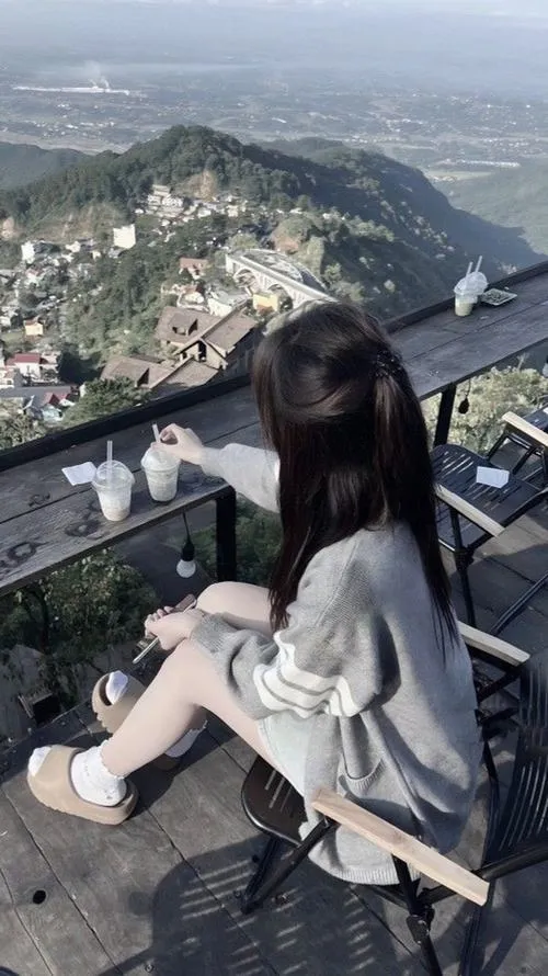 6 Nàng thơ bí ẩn ngồi ngắm núi che mặt bằng góc nghiêng nhẹ khiến khung cảnh càng dịu mắt