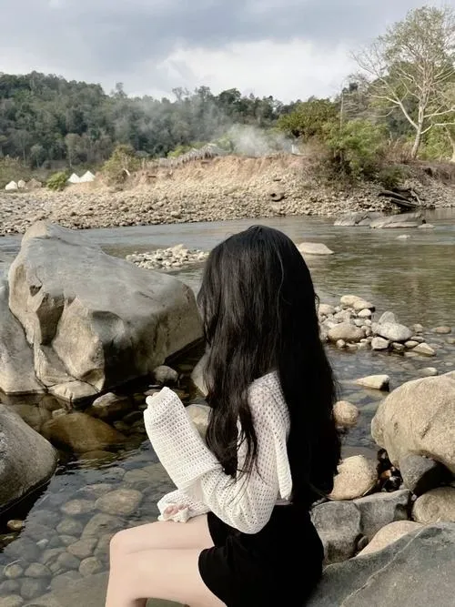 7 Gái xinh quay lưng bên bờ suối để tóc xõa dài che gương mặt tạo chất thơ thành thị lạ