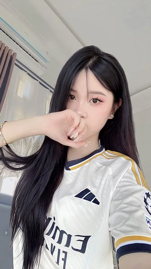 8 Ảnh selfie nhẹ nhàng với bàn tay che miệng giúp cô gái giữ nét riêng tư mà vẫn cuốn hút