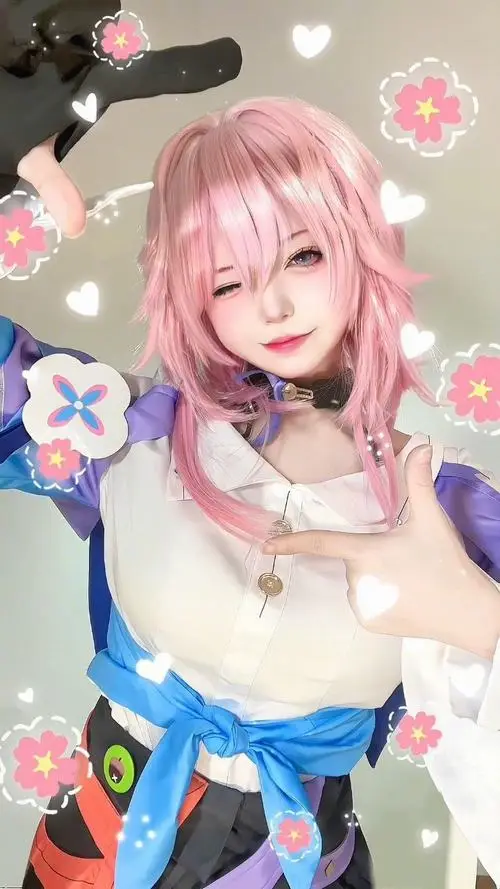 30 Nữ cosplayer Việt Nam tóc hồng ngắn diện áo xanh trắng biểu cảm tươi vui và nền dán hoa làm bức ảnh thêm dễ thương