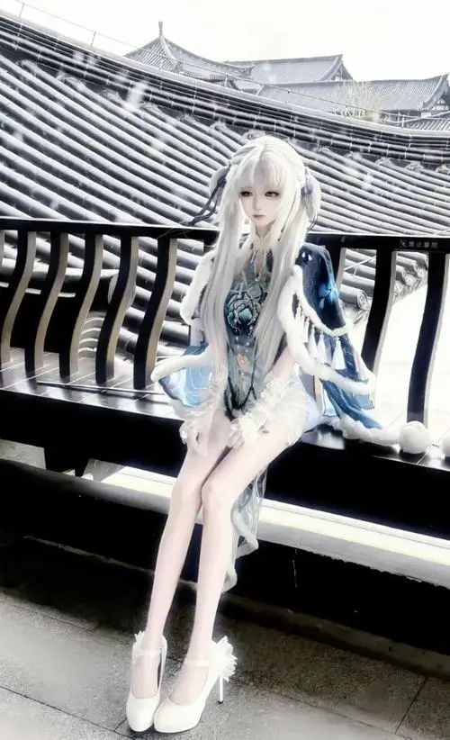 9 Gái xinh Việt Nam cosplay tóc trắng dài ngồi bên lan can đen trắng tạo cảm giác lạnh và bí ẩn như bước ra từ nguyên tác