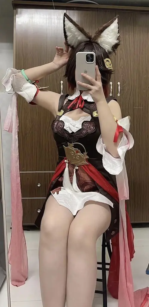 10 Ảnh hot girl cosplay trong trang phục chiến binh đỏ nâu ôm dáng với sừng nhỏ và thần sắc sắc lạnh giữa căn phòng hẹp