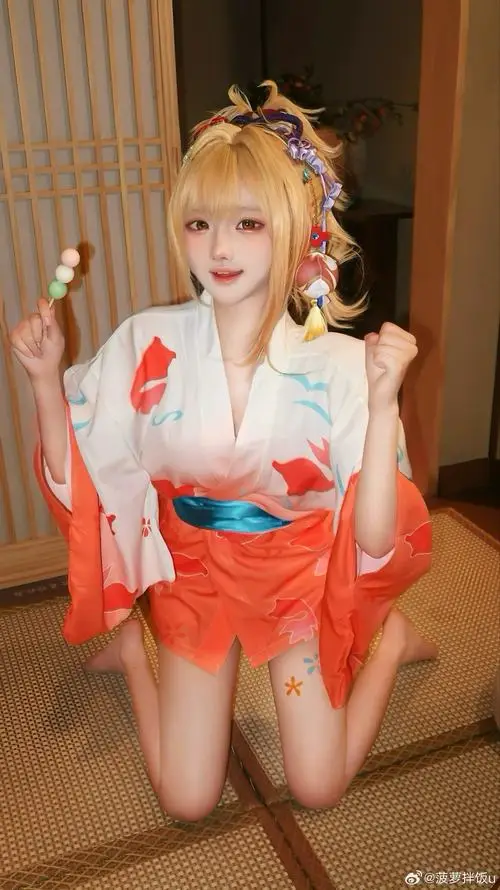 11 Nữ cosplayer Việt Nam quỳ trên thảm với kimono đỏ trắng tay giơ dấu vui nhộn và nụ cười tươi làm khung hình thêm sáng