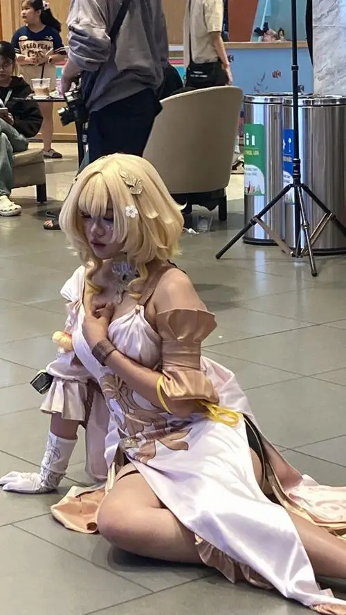 12 Ảnh coser nữ Việt diện váy tím nhạt xếp lớp ngồi tạo dáng tại sự kiện cho thấy phụ kiện tóc và đường may rất chỉn chu