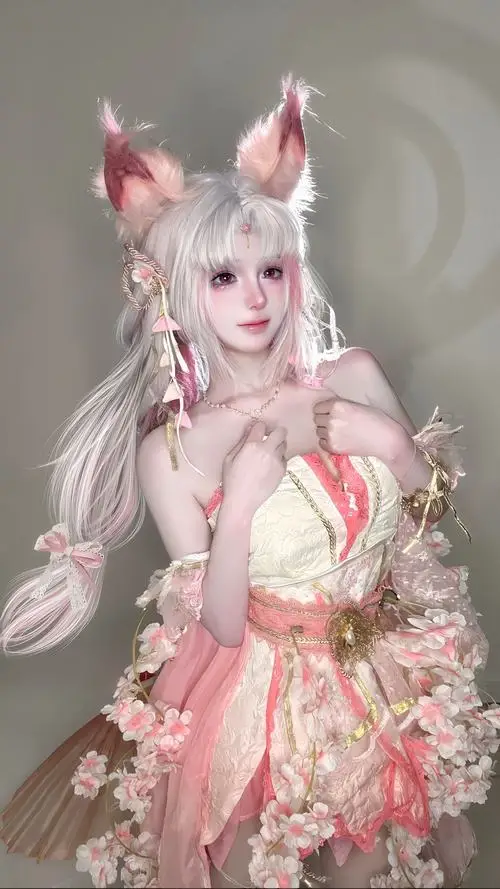 17 Ảnh hot girl cosplay với tai cáo trắng váy hồng pastel và đôi tay giơ nhẹ trước ngực làm thần thái trở nên đáng yêu