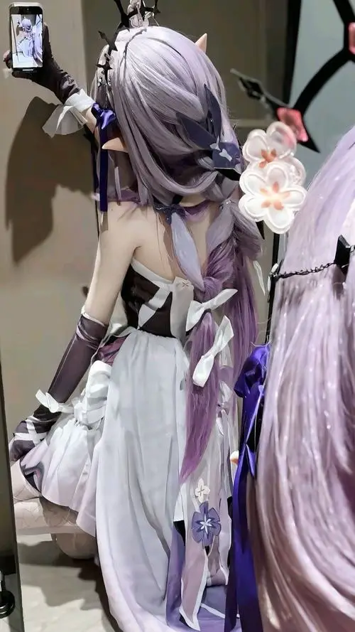 20 Nữ cosplayer Việt Nam quay lưng khoe tóc tím bạc dài cùng phụ kiện lưng và vũ khí giúp tạo hình thêm mạnh mẽ