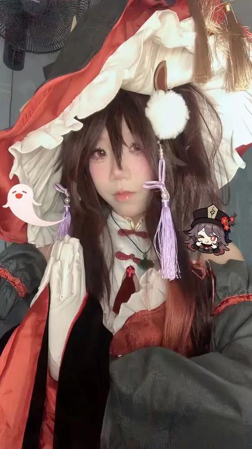 23 Ảnh hot girl cosplay mặc áo choàng đỏ đội mũ rộng và tóc nâu dài mang vẻ bí ẩn giữa bối cảnh ngoài trời tối