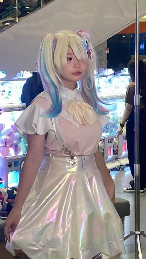 28 Gái xinh Việt Nam cosplay với tóc xanh vàng ombre váy óng ánh và tay áo trong suốt tạo cảm giác mộng mơ giữa sảnh