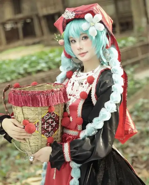 29 Ảnh gái đẹp cosplay Việt theo hướng cổ tích với tóc xanh mint váy đỏ đen và giỏ quả tạo hình rất có câu chuyện