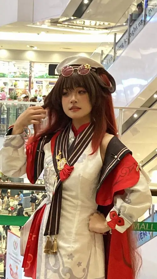 4 Gái xinh Việt Nam cosplay trong bộ đồ đỏ kem may đo gọn gàng mái tóc nâu rối nhẹ và thần thái trầm giữa không gian mua sắm